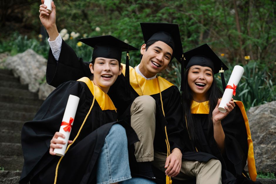 Top 10 Canadian Scholarships for High Schoolers in 2026